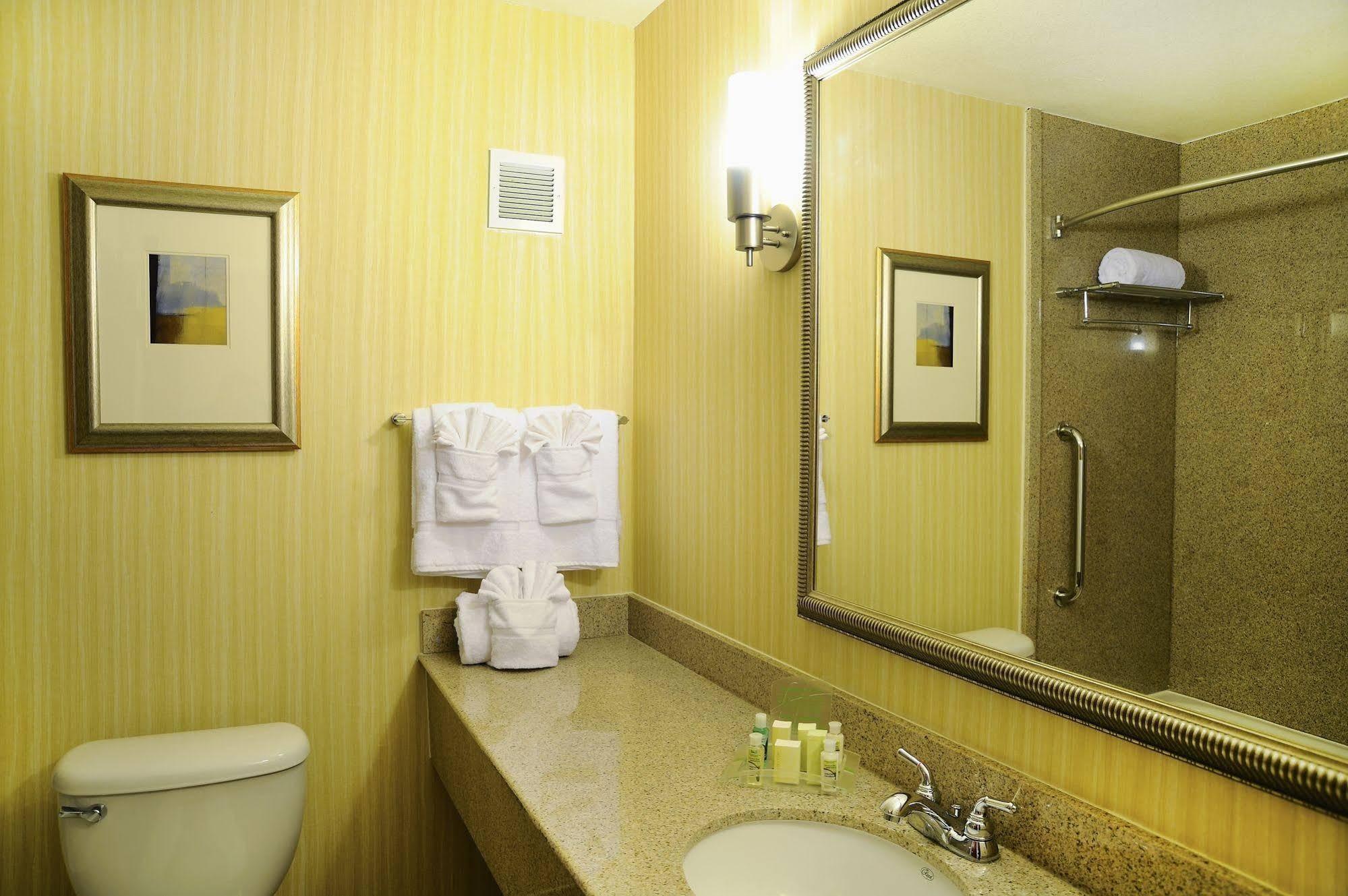 Отель Best Western Premier Richmond City Gateway Экстерьер фото